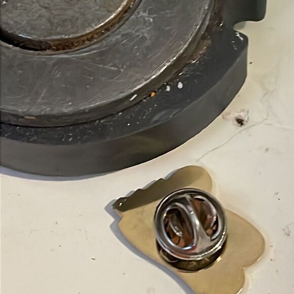 Vintage-1990-1” gold tone “Wyoming Centennial 1890-1990” hat/lapel pin/tie tack - Picture 8 of 10